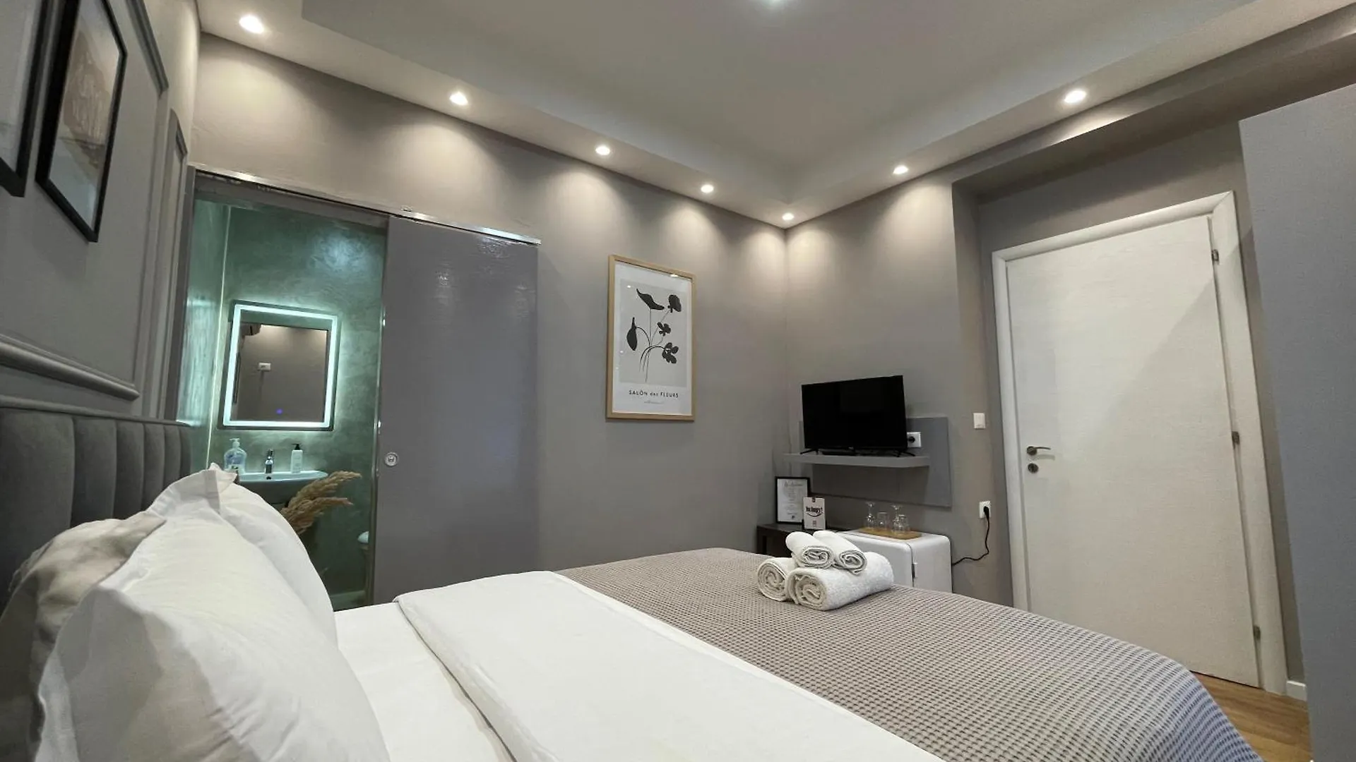Urban Budget Studios Tirana Apartment